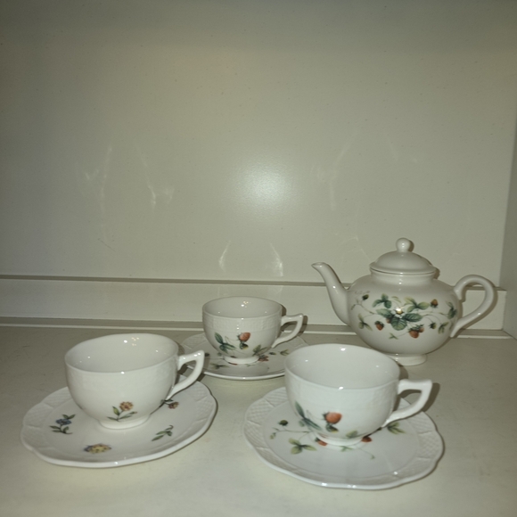 ⭐️40% Off⭐️ Vintage Style Floral Garden Teapot and 3 Teacups Set - Picture 2 of 11